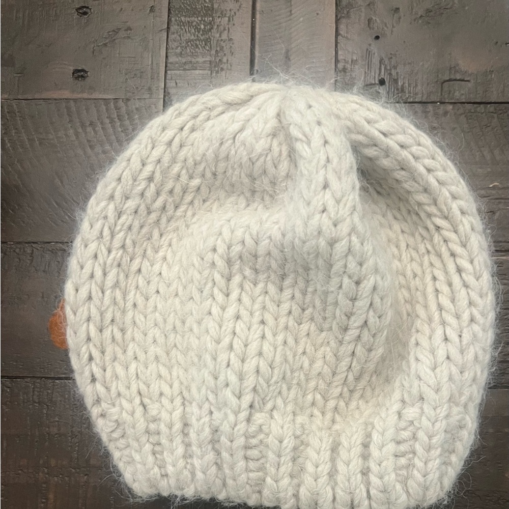 Elegant Knit Hat with Floral Details - Picture 2 of 4